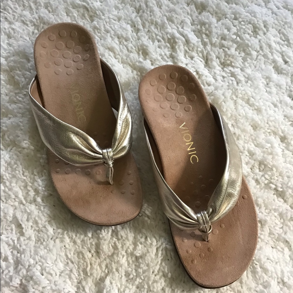 NWOB Vionic Gold Britney sandal size 6